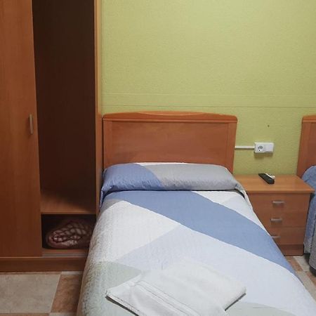 Hostal Los Amigos La Roda Kültér fotó