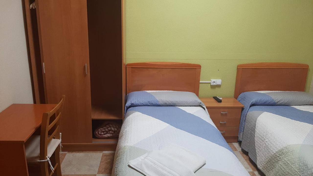Hostal Los Amigos La Roda Kültér fotó