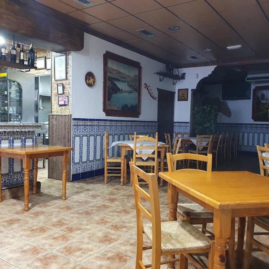 Hostal Los Amigos La Roda Kültér fotó
